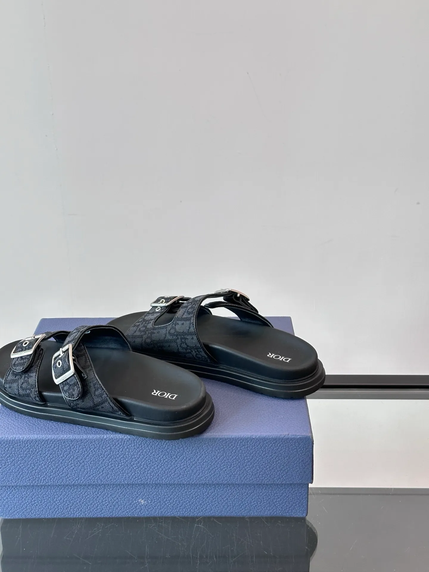 Factory price: 300💰Dior Aqua men's sandals and slippers. Showcasing Dior haute couture design. The Dior gray suede strap is accented with an aluminum Dior buckle for added style. Paired with a comfortable tonal notch sole, they pair easily with shorts or jeans for a sophisticated look. Main body: suede cow leather, technical fabric lining: cow leather, with adjustable straps, aluminum Dior buckle, Dior gray EVA insole, tonal notch rubber outsole splicing structure👌👌 size: 38-44 (45.46 customized)